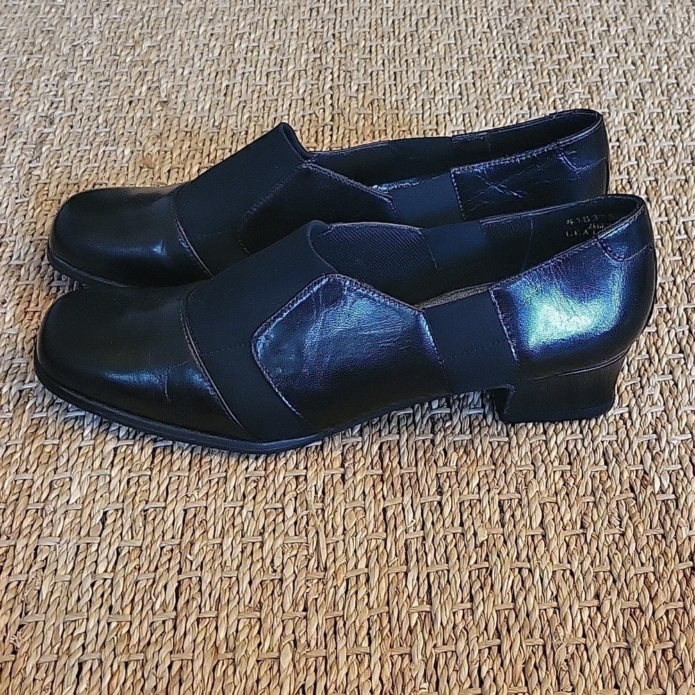 ROS HOMMERSON black leather slip-on shoes.  Great condition. Size 8.5 Narrow